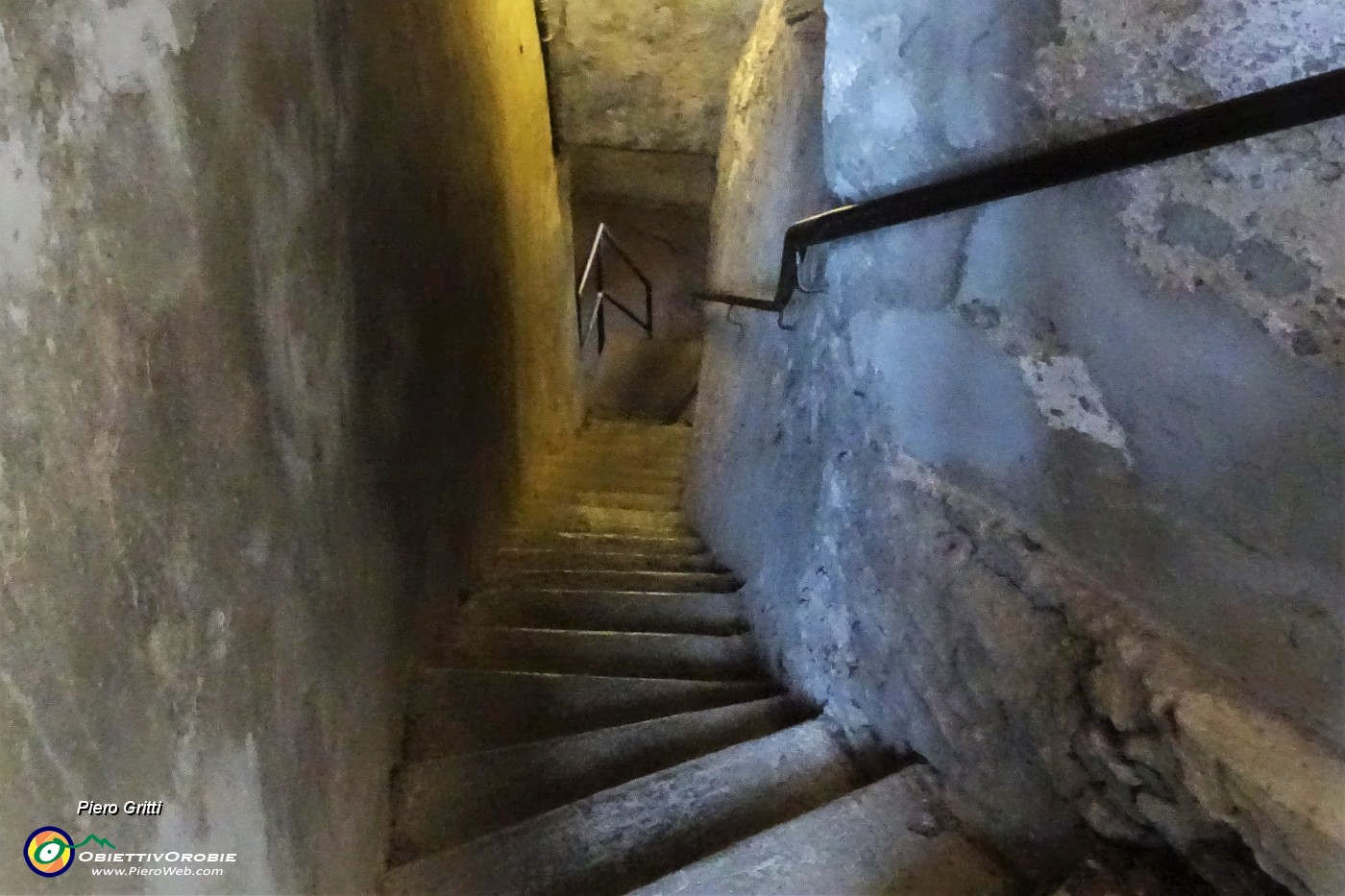 52 Discesa dall'alto dei bastioni del Castello di San Vigilio.JPG